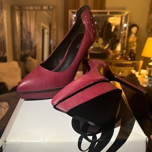 Size 10 women’s red Nine West heel worn once